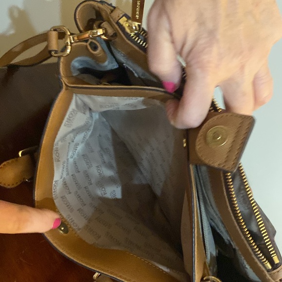 Michael Kors Sheila handbag medium. Excellent condition gently used twice. - Picture 8 of 10